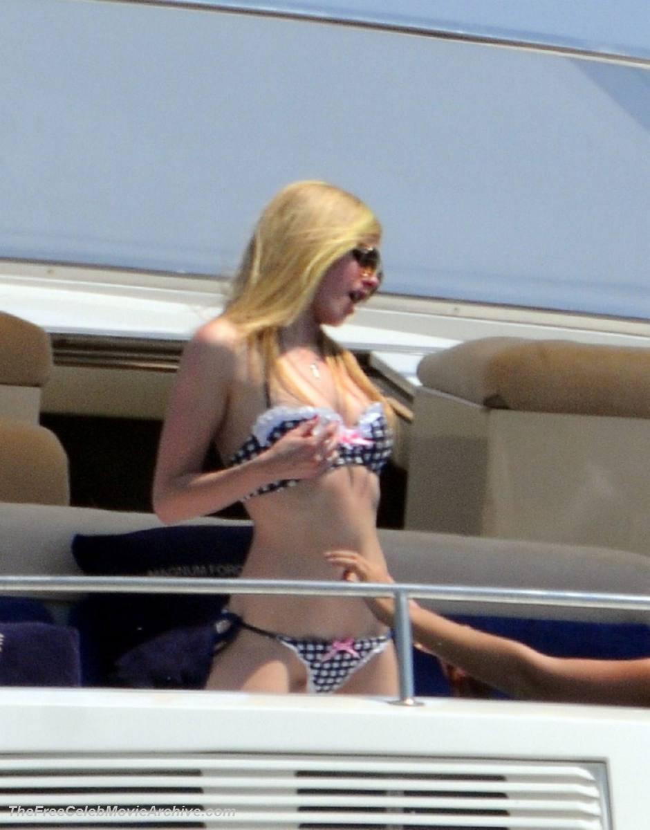 Fully Adult Naked Avril Lavigne 53