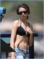 Sarah Hyland Nude Pictures